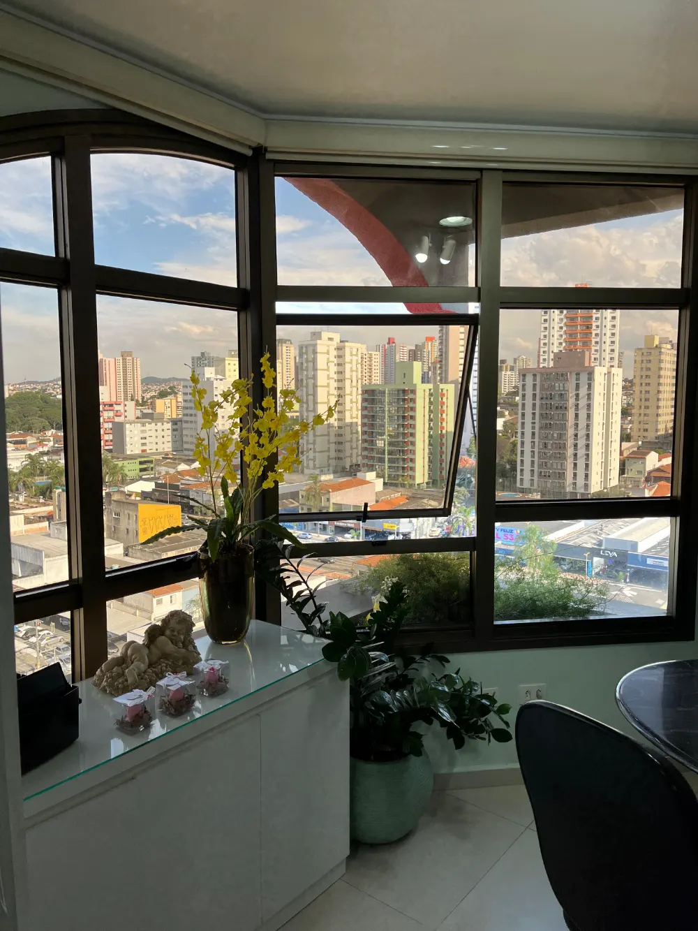 Ambiente do consultório de ginecologia com vista para Santo André